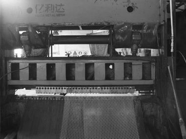 買了第一臺鋼板網(wǎng)機。