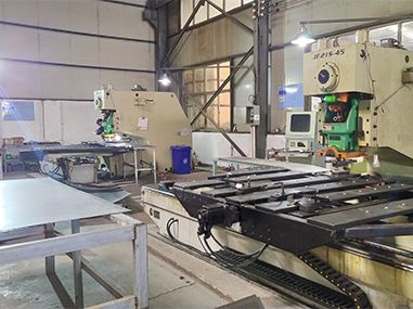 自主研發重型沖壓設備。 自主研發重型沖壓設備。